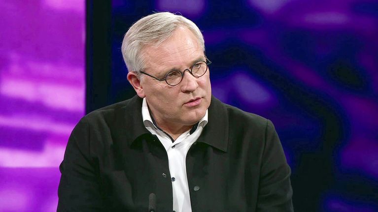 Mikael Pentikäinen istuu A-studiossa.