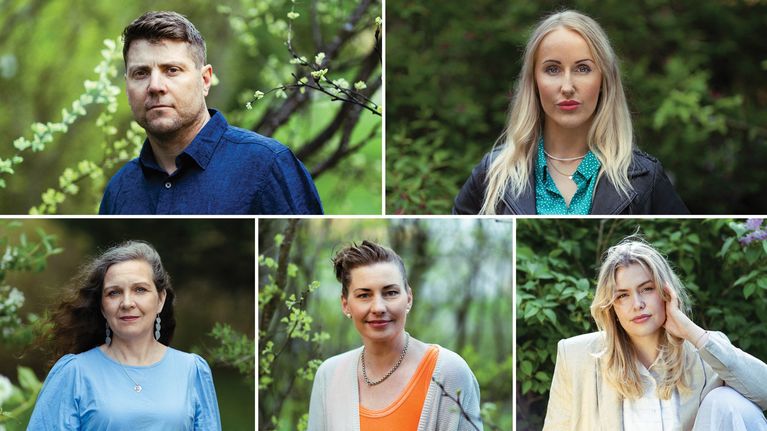 Fem vuxna personer poserar utomhus framför grönskande träd och buskar, ingen synlig text i bilden.