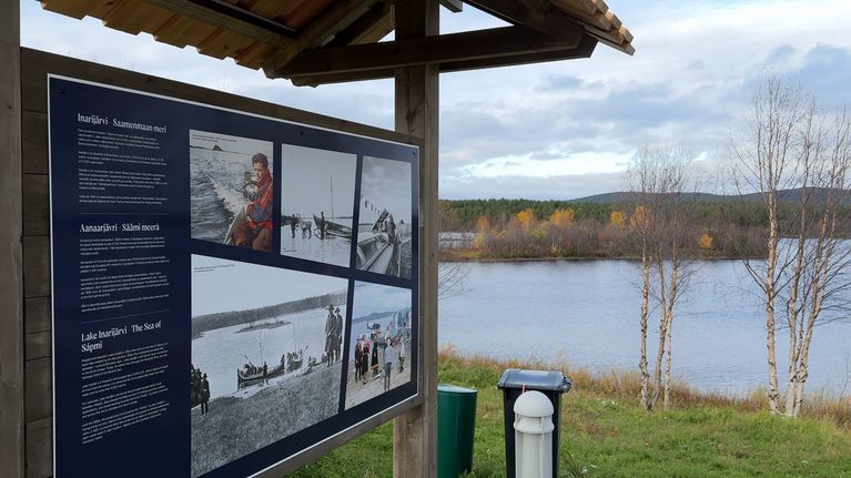 Inarin kunnan historiataulu Inarijärven rannassa.