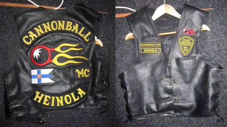 Cannonball MC Heinola -teksti ja logo mustan nahkaliivin selkämyksessä. Kuvakollaasissa sama liivi myös edestä kuvattuna logoineen.