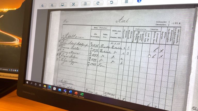 Kirkonkirja vuosisadan vaihteessa tietokoneen kuvaruudulla
