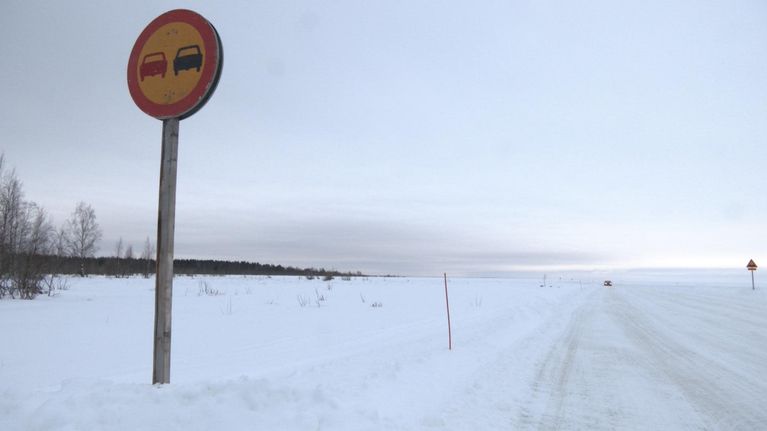 Ohitukieltomerkki Hailuodon jäätiellä.