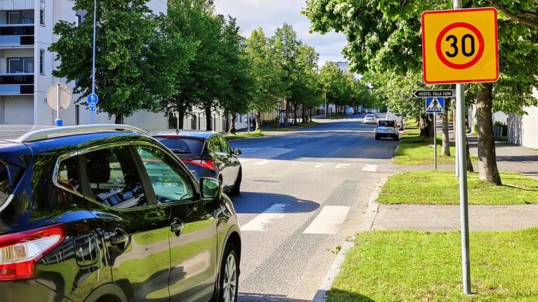 Poliisi valvoi nuorten öistä ajokäyttäytymistä Kemin keskustassa ...
