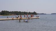 Laituri vedessä, jonka päällä on paljon ihmisiä.