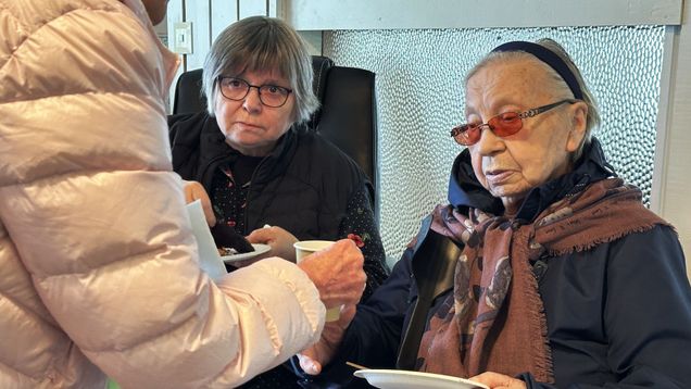 Eila Laiti ja Katri Pieski kahvittelevat Utsjoen seurakuntatalolla.