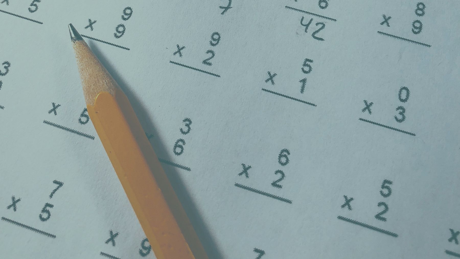 Matematiikan laskuja paperilla ja lyijykynä.