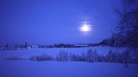 Luminen maalaismaisema kuutamossa, sininen hetki.