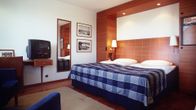 Hotelliasumista sarjassa Alright? Alright!