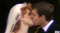 Vastavihityt Sarah Ferguson ja prinssi Andrew suutelevat 