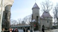 Vanhan kaupungin portti ja muuri Tallinnassa. 