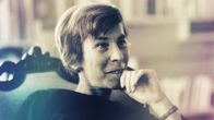 Tove Jansson valokuvaaja Kalle Kultalan ikuistamana. Mustavalkokuvaa sävytetty jälkikäteen.