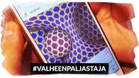 Käsi pitelee kännykkää, jossa näkyy instagram-kuva.