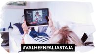 Eläkeikäinen nainen makoilee sohvalla katsoen tablettia. Kuvassa teksti Valheenpaljastaja.