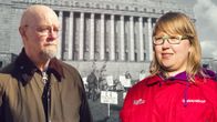 Osmo Soininvaara ja Annastiina Airaksinen, taustalla eduskuntatalo ja mielenosoitus vuonna 1980