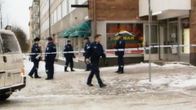 Poliiseja tutkimassa murhapaikkaa Lahdessa.