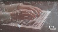Tietokonetta näpyttelevät kädet ja matematiikan kaavoja