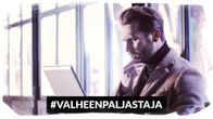 Kuvassa on mies, joka katsoo mietteliäänä tietokoneen ruutua