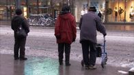 Ikä-ihmisiä odottamassa kadunylitysvuoroaan kaupungissa.