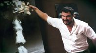 Elokuvaohjaaja John Milius. Kuva dokumenttielokuvasta Milius (2013).
