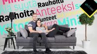 Pariskunta istuu sohvalla