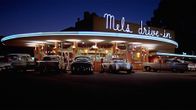 Mels drive-in. American Graffiti -elokuvan alkukuva.