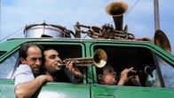 Kuva dokumentista Romanien tie (When the Road Bends: Tales of a Gypsy Caravan)