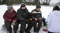 Kehitysvammaisia aikuisia ulkoilemassa talvella.