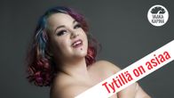 Toimittaja Tytti Shemeikka poseeraa Tytillä on asiaa -kolumnikuvassa