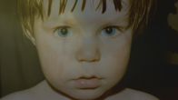 Verneri Pohjola pikkupoikana. Kotialbumikuva dokumentista Verneri Pohjola – oma ääni ja isän perintö (2017).
