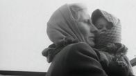 Unkarilaisnainen pieni lapsi sylissään (1956).