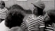 Kaupunkilaislapset leikkivät pihassa (1974).