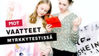 MOT: Vaatteet myrkkytestissä ohjelman juliste. Kaksi tyttöä katselevat Shein-ketjun vaatteita.
