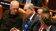 Israelin puolustusministeri Yoav Gallant ja pääministeri Benjamin Netanjahu istuvat parlamentin istunnossa.