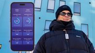 Valokuva naisesta paksuissa mustissa talvivaatteissa, taustalla on vaalean sininen kerrostalo. Valokuvan päälle on lisätty kuvakaappaus puhelinohjelmistosta jossa on lukuja Vantaan Leinelästä ja Pähkinärinteestä.