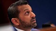 FBI:n johtaja Kash Patel puhuu mikrofoniin ja katsoo yläviistoon kokoussalissa.