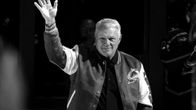 Claude Lemieux vilkuttaa.
