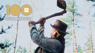 Hattupäinen mies kuokkimassa suolla, kuvassa logo Yle 100 toive-elokuvaa.