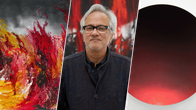 Anish Kapoor on kuvakollaasissa keskellä ja vasemmalla puolella on tulta muistuttava maalaus ja oikealla on selvärajainen punamusta ympyrä maalaus.