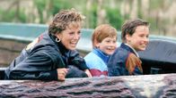 Prinsessa Diana poikiensa Williamin ja Harryn kanssa huvipuistossa