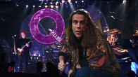 Mikko Kuustonen juontaa Q-klubi-sarjaa 1991.