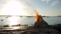 Juhannuskokko palaa merenrannassa.