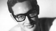 Buddy Holly lähikuvassa. Kuva dokumenttielokuvasta Buddy Holly: Rave On.