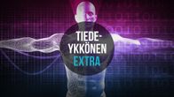 Ihmisen ylävartalon digihenkinen graafinen kuva levitettyine käsivarsineen, keskellä ympyrässä lukee Tiedeykkönen Extra