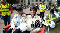 En man och en kvinna sitter i en cykelriksha.