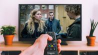 Katsoja ohjaa kaukosäätimellä televisiovastaanotinta