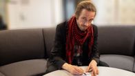 Jarkko Martikainen kirjoittaa nimikirjoitusta.