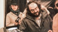 Elokuvaohjaaja Stanley Kubrick, takana hänen assistenttinsa Leon Vitali