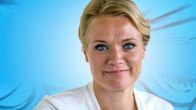 Kuvassa on psykoterapeutti Maaret Kallio sinisävyistä taustaa vasten