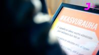 Jenny Lehtinen ojentaa kasvurauhan julistusta