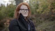 Ulla katsoo tyhjyyteen.